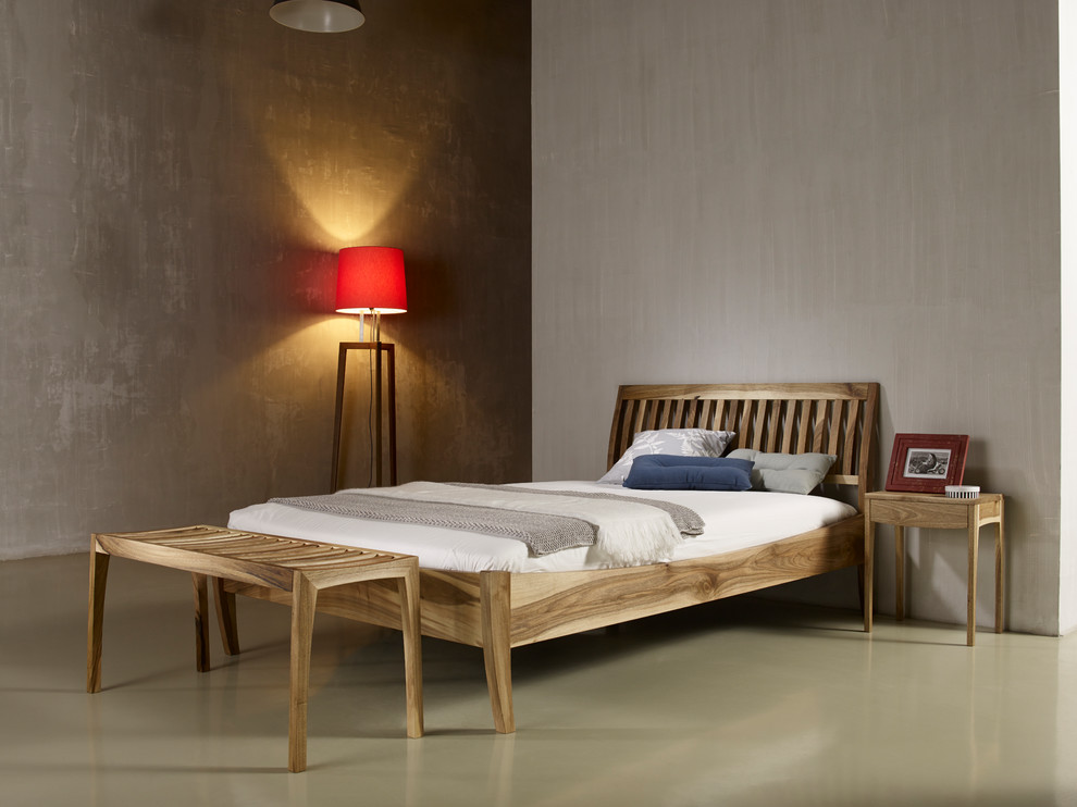 Mittelgroßes Nordisches Hauptschlafzimmer ohne Kamin mit brauner Wandfarbe, Betonboden und beigem Boden in Sonstige