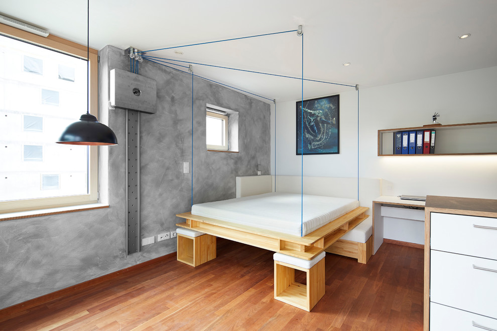 Mittelgroßes Modernes Hauptschlafzimmer ohne Kamin mit grauer Wandfarbe, hellem Holzboden und braunem Boden in Sonstige