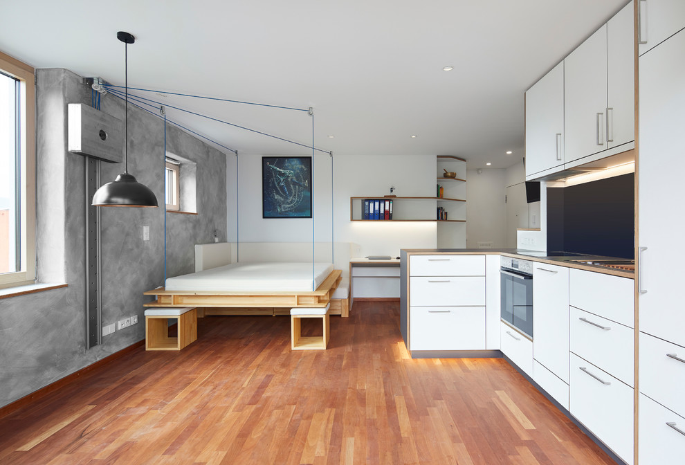 Mittelgroßes Modernes Hauptschlafzimmer ohne Kamin mit grauer Wandfarbe, hellem Holzboden und braunem Boden in Sonstige