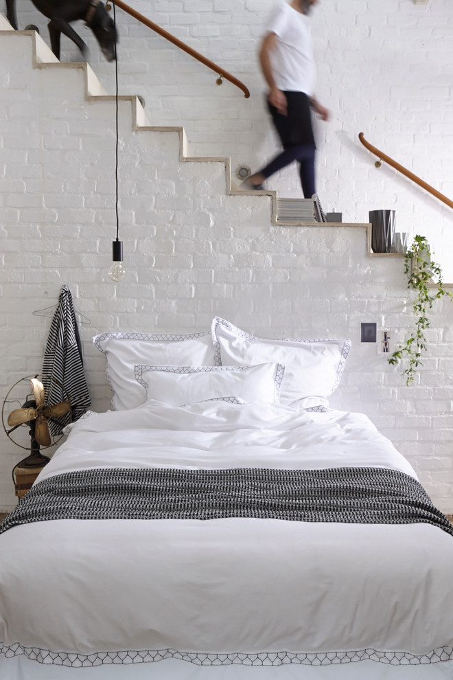 Modernes Schlafzimmer mit weißer Wandfarbe in Berlin