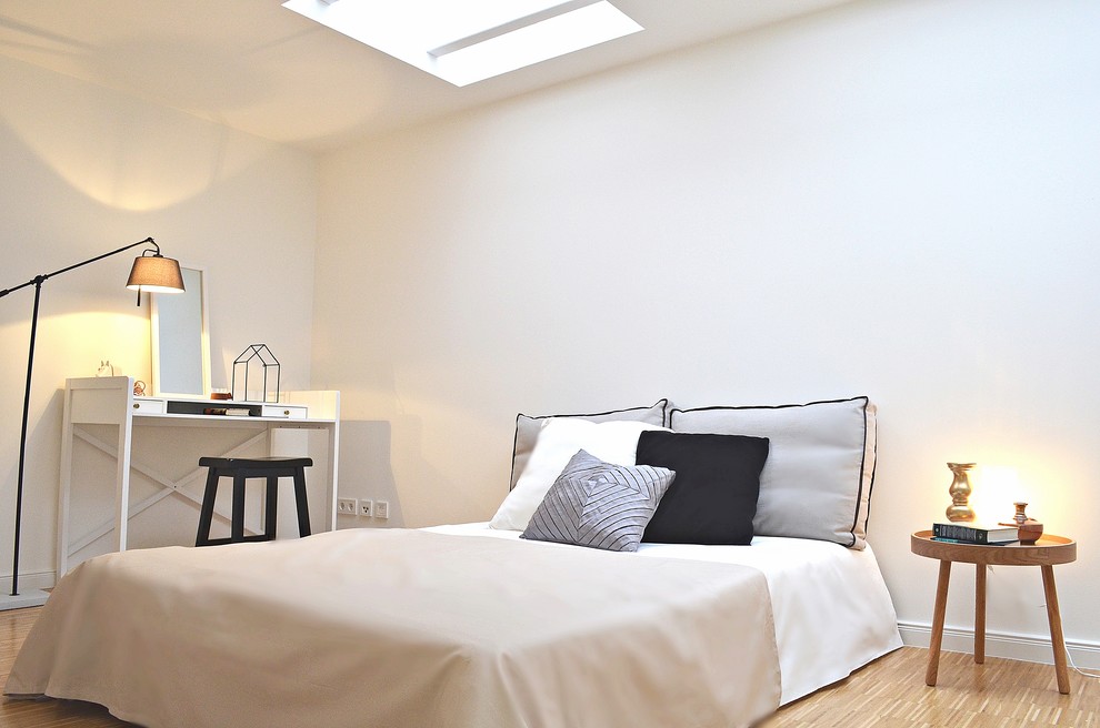Mittelgroßes Modernes Hauptschlafzimmer ohne Kamin mit weißer Wandfarbe und braunem Holzboden in Hamburg