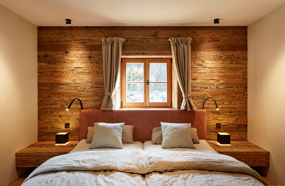 Foto de dormitorio principal rural pequeño sin chimenea con paredes beige, suelo de madera pintada y suelo marrón
