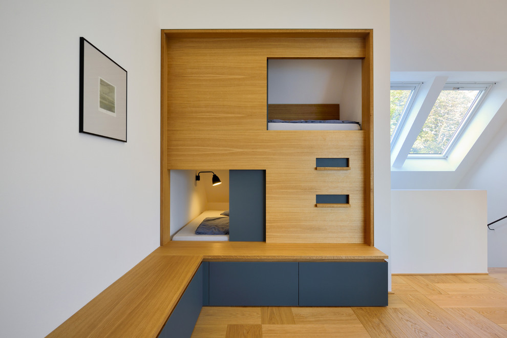 Kleines Modernes Gästezimmer ohne Kamin mit weißer Wandfarbe und braunem Holzboden in Sonstige