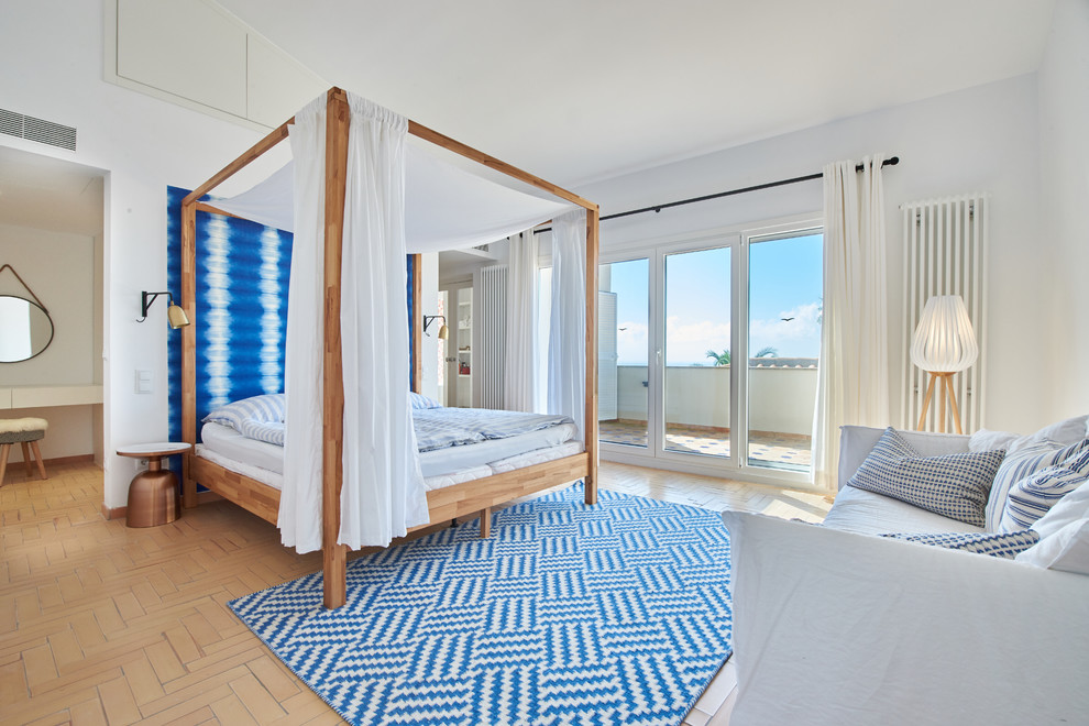 Exemple d'une chambre bord de mer avec un mur blanc, tomettes au sol et un sol beige.