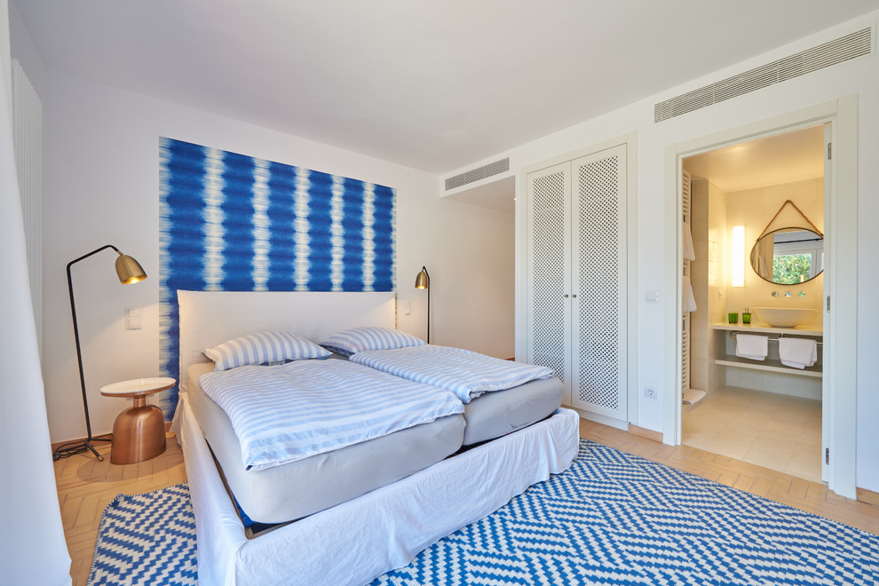 Источник вдохновения для домашнего уюта: хозяйская спальня в морском стиле с белыми стенами, полом из терракотовой плитки и бежевым полом
