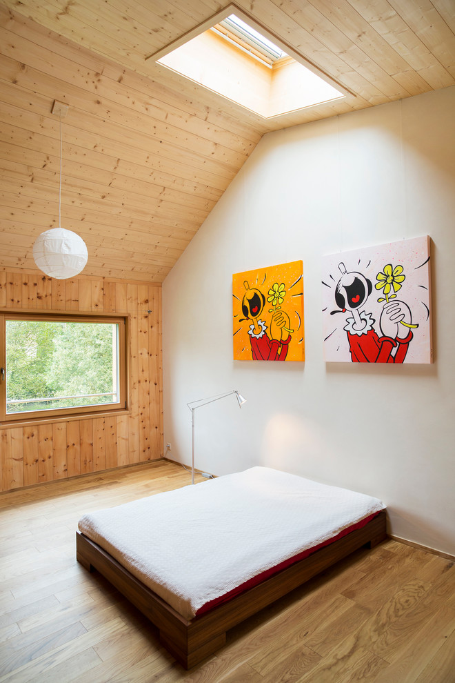 Imagen de dormitorio actual grande sin chimenea con paredes blancas y suelo de madera en tonos medios
