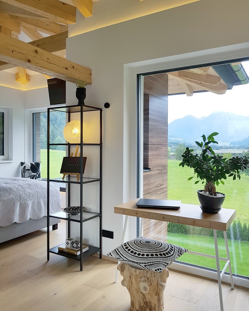 Modelo de dormitorio principal escandinavo con paredes beige, suelo de madera clara y suelo beige