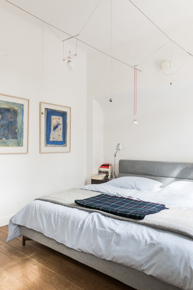 Mittelgroßes Modernes Hauptschlafzimmer ohne Kamin mit weißer Wandfarbe, gebeiztem Holzboden und braunem Boden in Hamburg