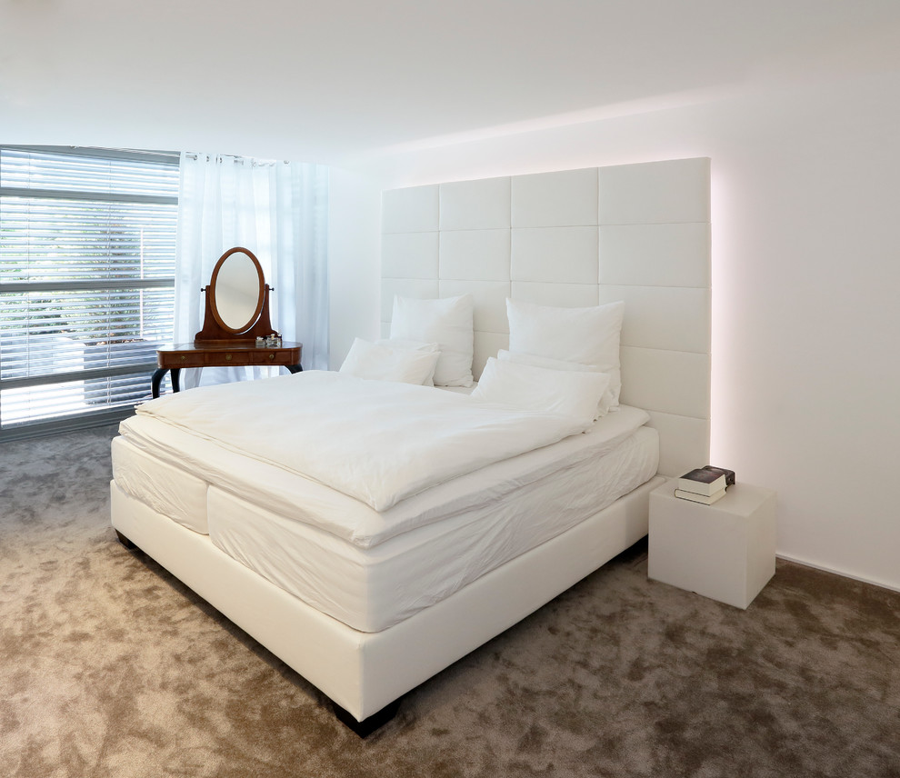 Großes Modernes Hauptschlafzimmer ohne Kamin mit weißer Wandfarbe und Teppichboden in Hamburg