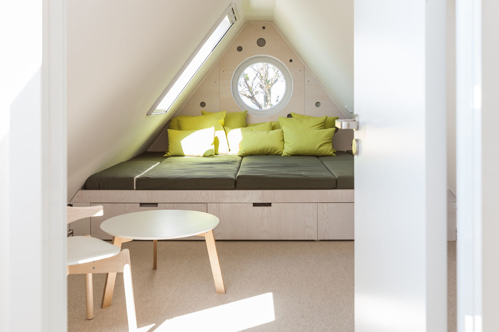 Modelo de dormitorio contemporáneo pequeño con paredes blancas, moqueta y techo inclinado
