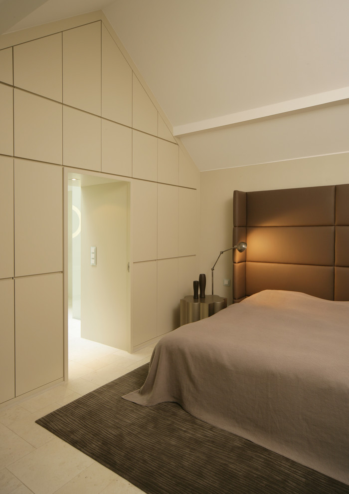 Свежая идея для дизайна: хозяйская спальня среднего размера в современном стиле с бежевыми стенами без камина - отличное фото интерьера