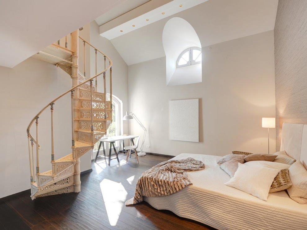 Идея дизайна: большая хозяйская спальня на мансарде в современном стиле с бежевыми стенами и темным паркетным полом без камина
