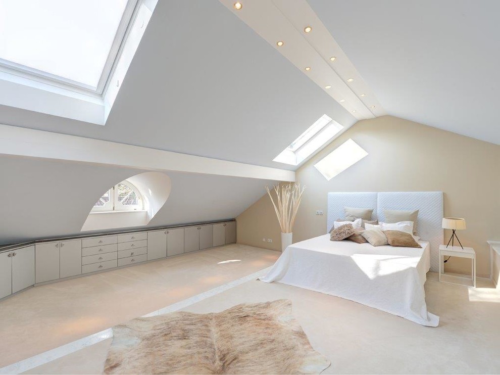 Geräumiges Modernes Schlafzimmer ohne Kamin mit beiger Wandfarbe und Teppichboden in München