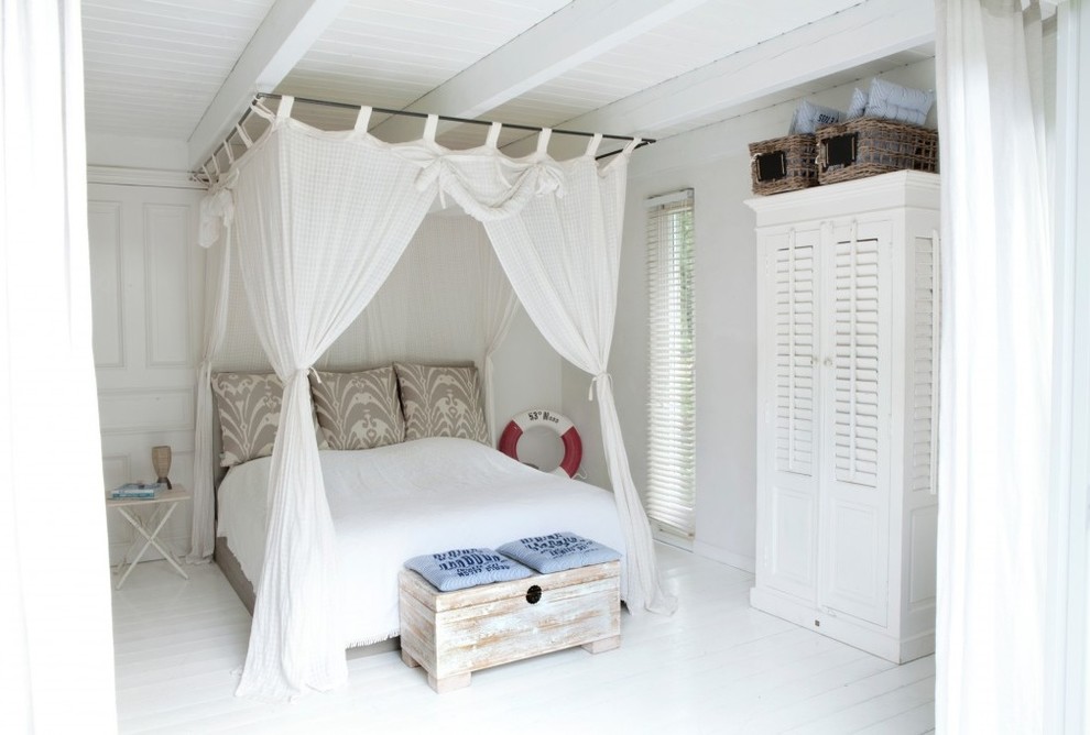 Mittelgroßes Maritimes Schlafzimmer ohne Kamin mit weißer Wandfarbe und gebeiztem Holzboden in Hamburg