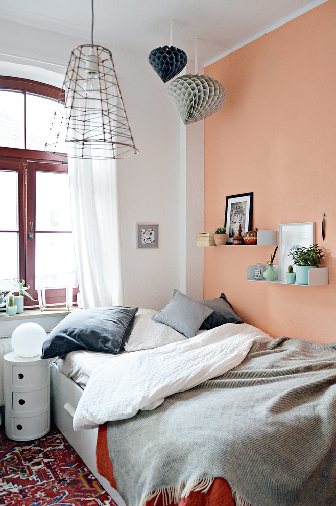 Источник вдохновения для домашнего уюта: хозяйская спальня в современном стиле с оранжевыми стенами и ковровым покрытием без камина
