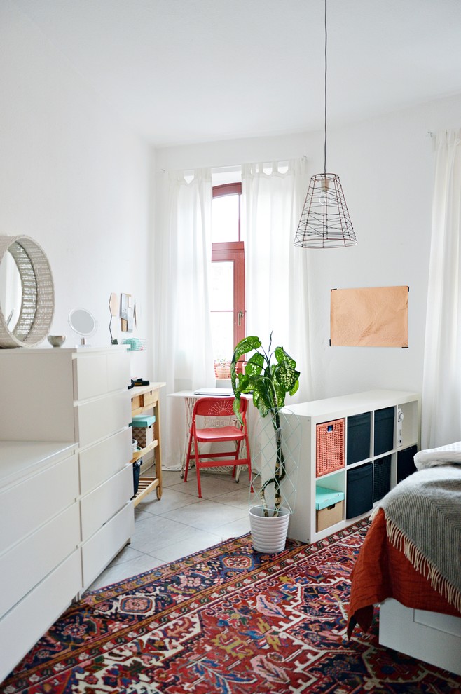 Foto de dormitorio actual de tamaño medio sin chimenea con paredes blancas
