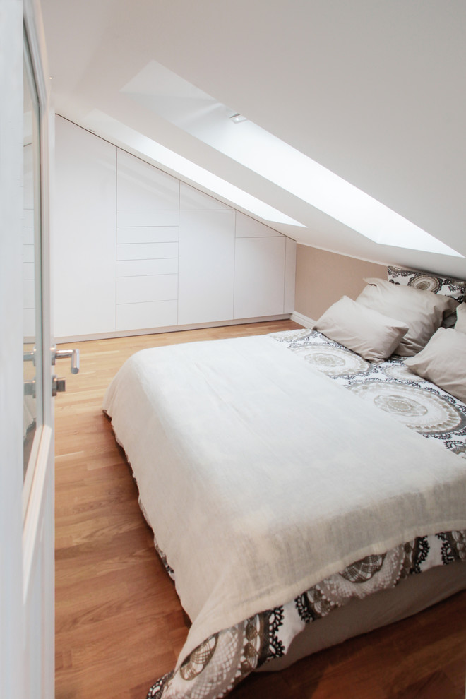 Foto de dormitorio clásico de tamaño medio sin chimenea con paredes blancas y suelo de madera en tonos medios