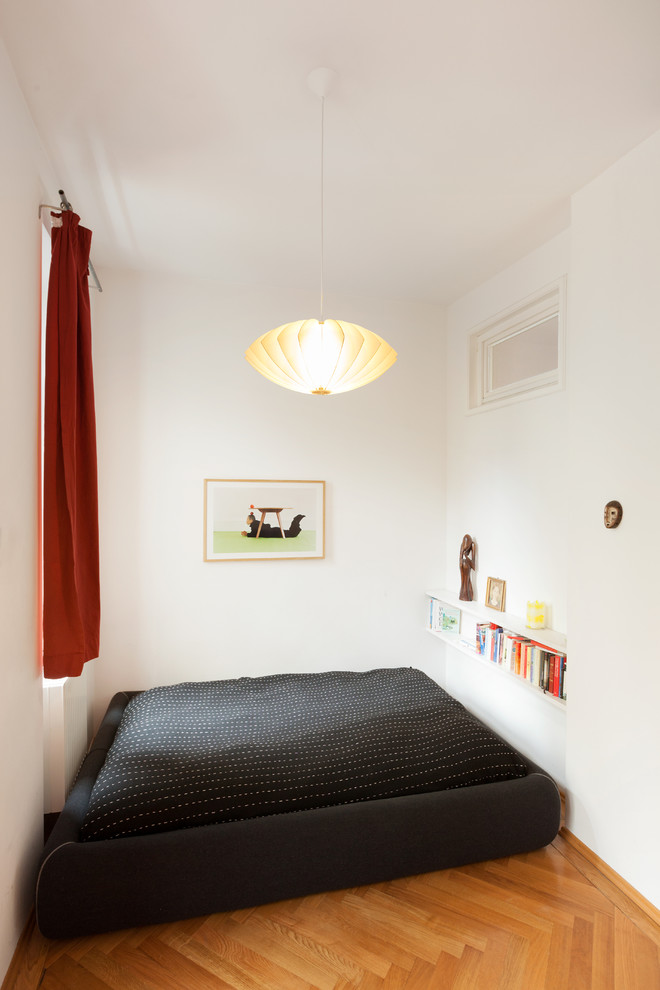 Источник вдохновения для домашнего уюта: маленькая спальня в современном стиле с белыми стенами и паркетным полом среднего тона без камина для на участке и в саду