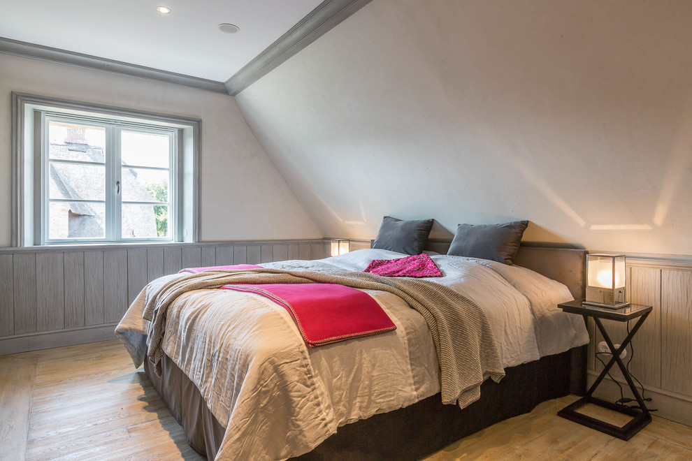 Foto de dormitorio principal de estilo de casa de campo pequeño sin chimenea con paredes beige, suelo de madera en tonos medios y suelo beige
