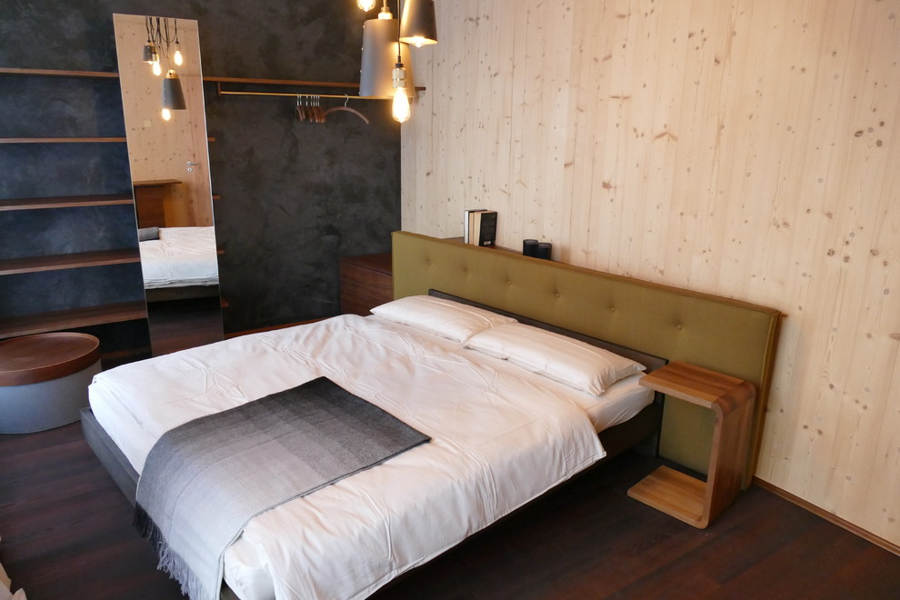 Mittelgroßes Modernes Hauptschlafzimmer ohne Kamin mit blauer Wandfarbe, dunklem Holzboden und braunem Boden in Berlin