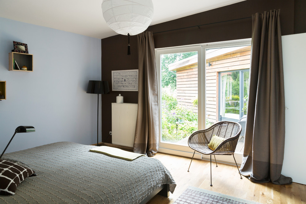 Example of an eclectic bedroom design in Berlin