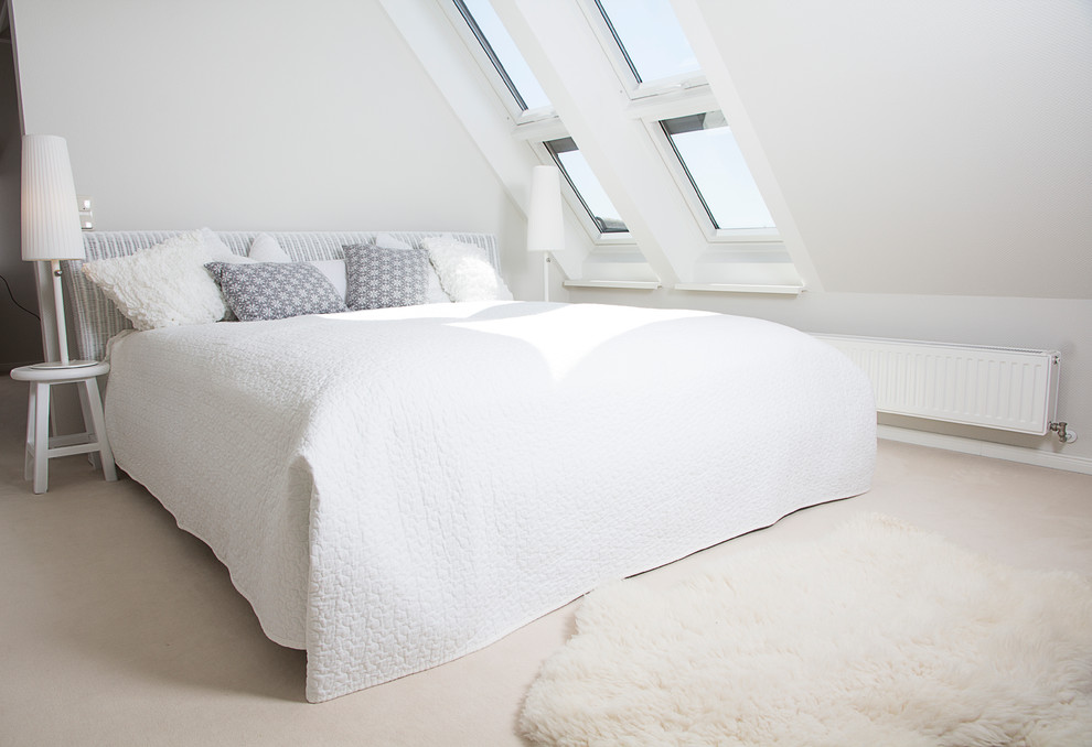 Mittelgroßes Modernes Schlafzimmer ohne Kamin mit weißer Wandfarbe und Teppichboden in Sonstige