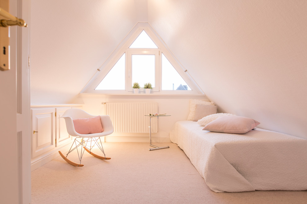 Пример оригинального дизайна: маленькая спальня в современном стиле с белыми стенами и ковровым покрытием без камина для на участке и в саду