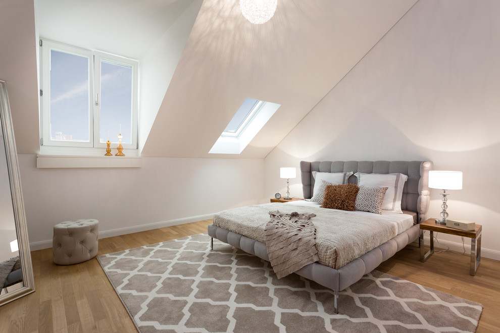 デュッセルドルフにある中くらいなコンテンポラリースタイルのおしゃれな主寝室 (白い壁、無垢フローリング、茶色い床)