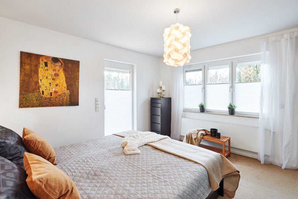 Foto de dormitorio contemporáneo grande con paredes blancas y suelo de pizarra