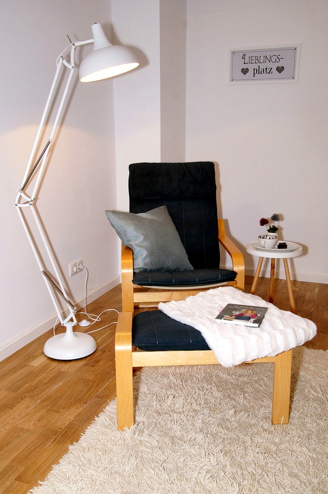 ケルンにある小さな北欧スタイルのおしゃれな寝室 (白い壁、無垢フローリング)
