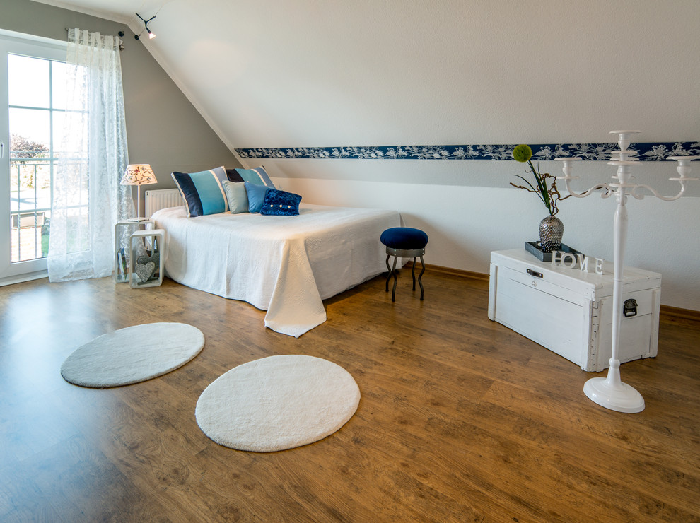 Geräumiges Landhaus Schlafzimmer ohne Kamin mit weißer Wandfarbe und braunem Holzboden in Hamburg