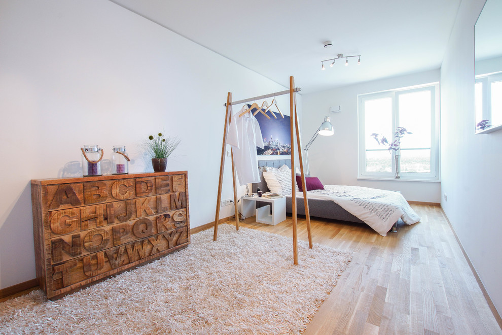 Mittelgroßes Nordisches Schlafzimmer mit weißer Wandfarbe und hellem Holzboden in Frankfurt am Main