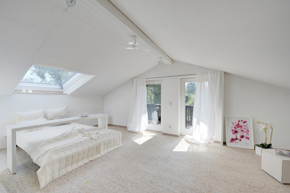 Geräumiges Modernes Hauptschlafzimmer ohne Kamin mit weißer Wandfarbe und Teppichboden in München