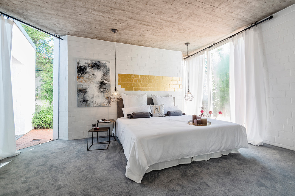 Großes Modernes Hauptschlafzimmer ohne Kamin mit weißer Wandfarbe, Teppichboden und grauem Boden in Sonstige