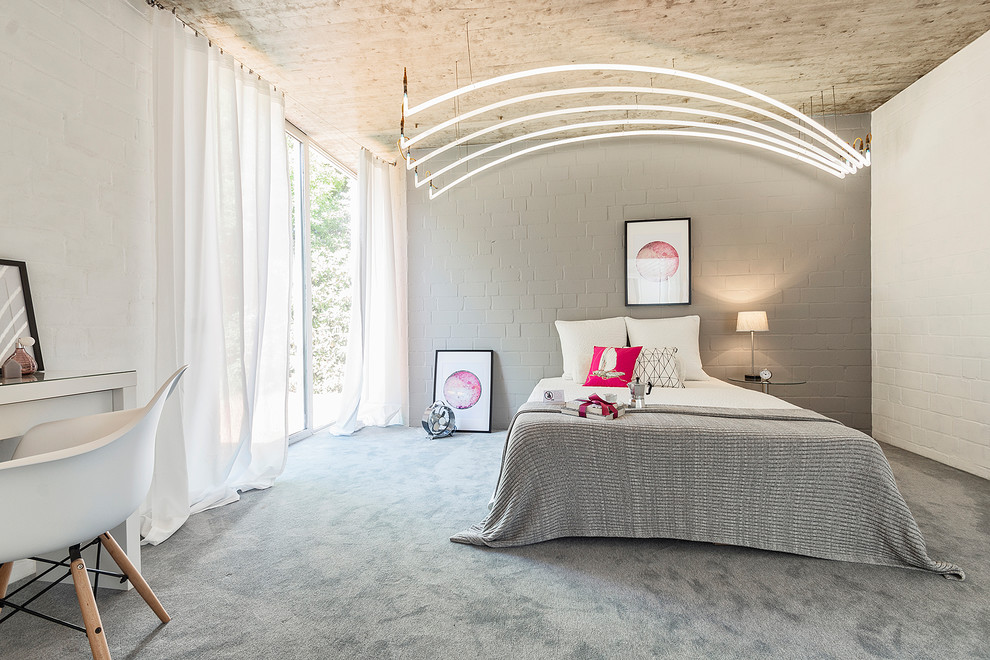 Mittelgroßes Modernes Hauptschlafzimmer ohne Kamin mit weißer Wandfarbe, Teppichboden und grauem Boden in Sonstige