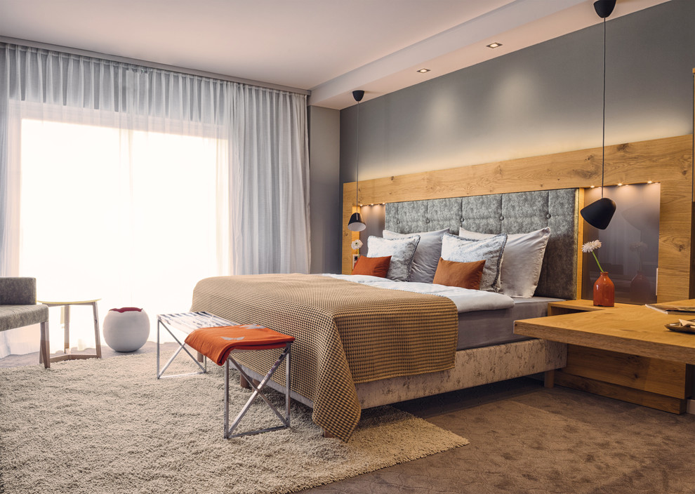 На фото: спальня среднего размера в современном стиле с серыми стенами и ковровым покрытием с