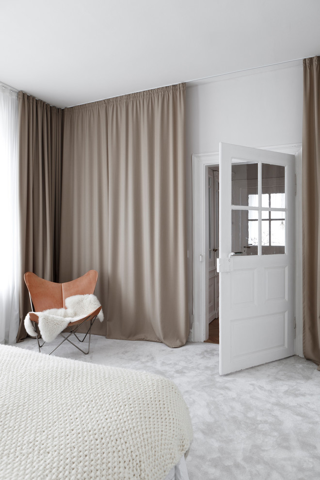 Foto di una camera matrimoniale design di medie dimensioni con pareti grigie, moquette e pavimento grigio