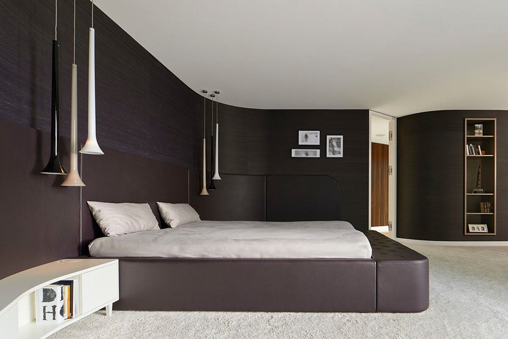 Свежая идея для дизайна: большая хозяйская спальня в современном стиле с ковровым покрытием, черными стенами и белым полом - отличное фото интерьера
