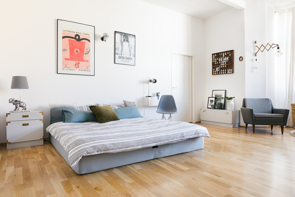 Großes Mid-Century Hauptschlafzimmer ohne Kamin mit weißer Wandfarbe, braunem Holzboden und braunem Boden in Berlin