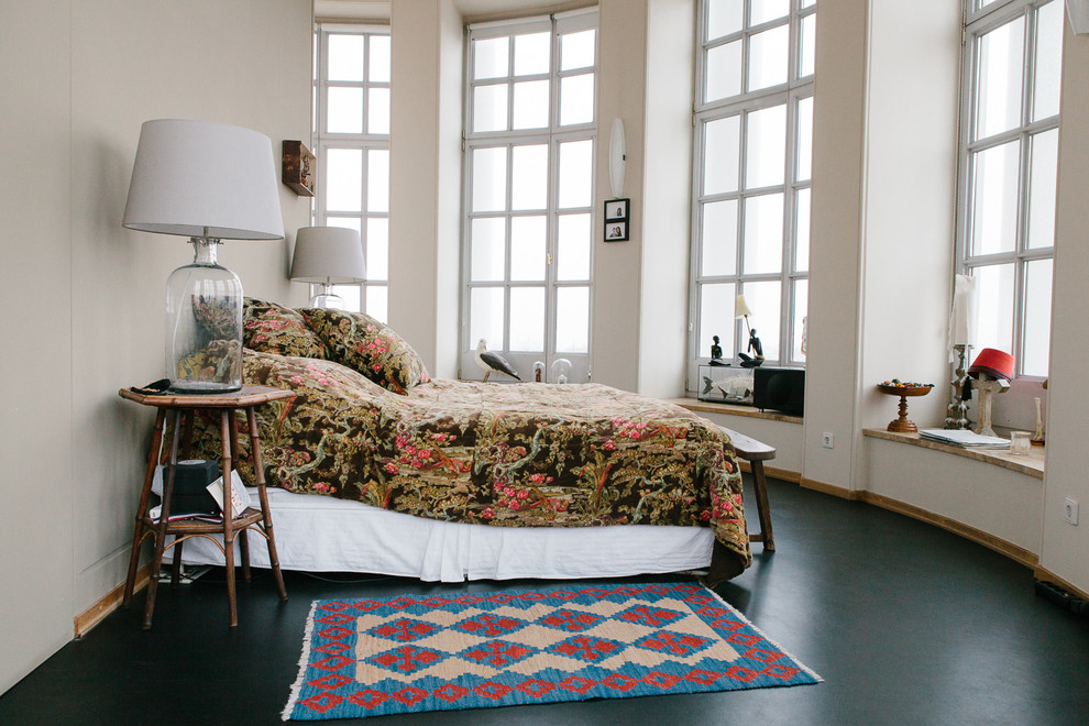 Foto de dormitorio principal ecléctico de tamaño medio sin chimenea con paredes blancas