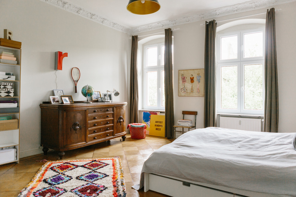 Ejemplo de dormitorio principal bohemio grande sin chimenea con paredes beige
