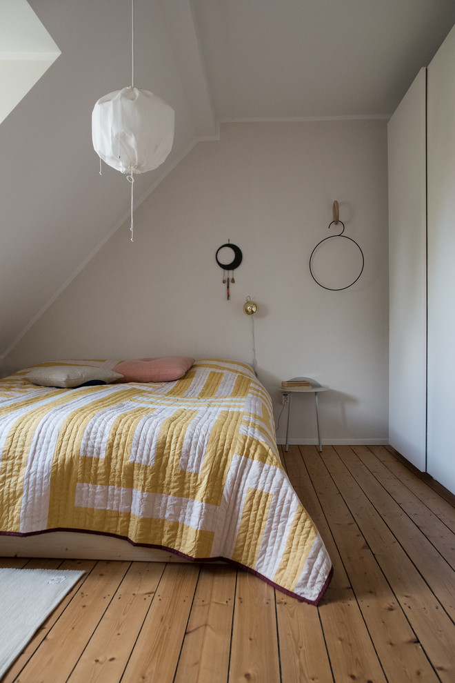 ケルンにある北欧スタイルのおしゃれな寝室のレイアウト