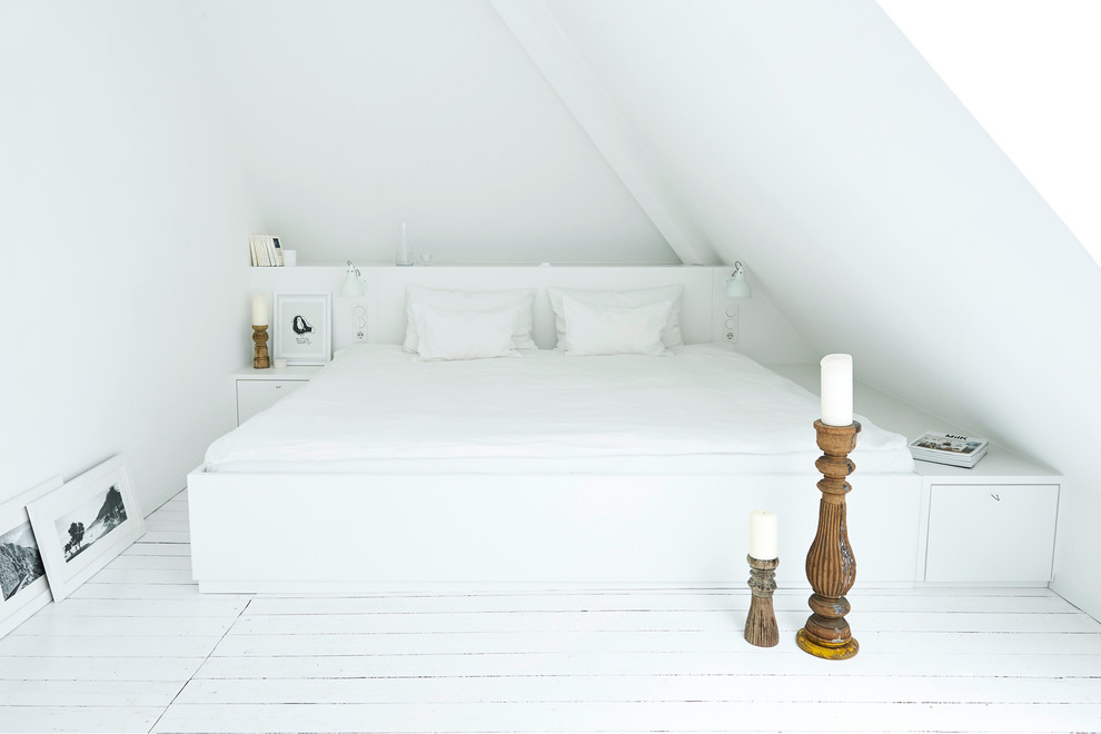 Источник вдохновения для домашнего уюта: маленькая хозяйская спальня на мансарде в стиле модернизм с белыми стенами, деревянным полом и белым полом для на участке и в саду