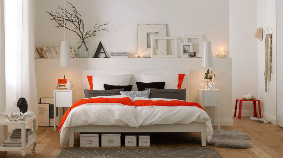 Großes Modernes Schlafzimmer ohne Kamin mit weißer Wandfarbe und braunem Holzboden in Hamburg