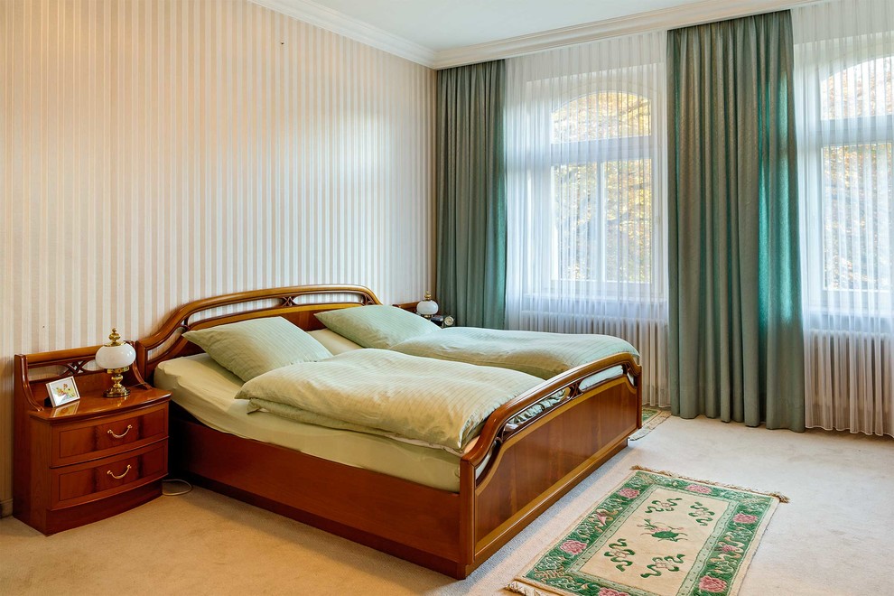 Mid-Century Schlafzimmer ohne Kamin mit bunten Wänden und Teppichboden in Dresden
