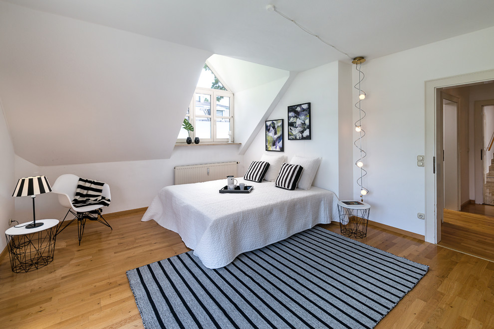 Mittelgroßes Klassisches Hauptschlafzimmer mit weißer Wandfarbe, braunem Holzboden und braunem Boden in München