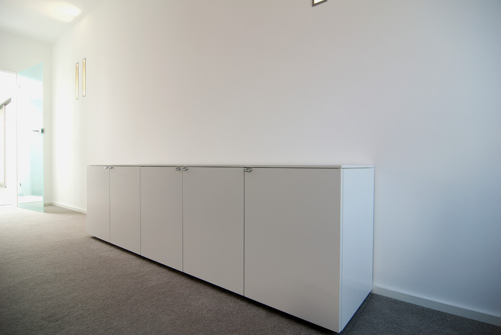 Example of a minimalist bedroom design in Dusseldorf