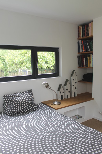 In einer Nische ist Platz für ein Regal - Modern - Schlafzimmer