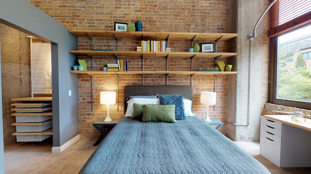 Идея дизайна: хозяйская спальня среднего размера в стиле лофт с оранжевыми стенами, бетонным полом и серым полом без камина