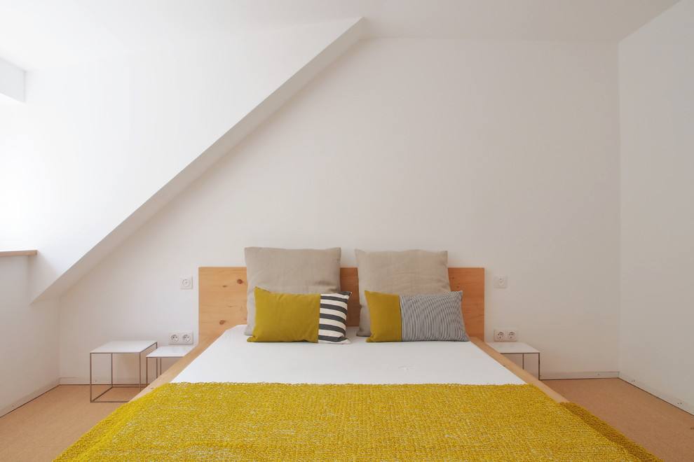 Пример оригинального дизайна: хозяйская спальня среднего размера в современном стиле с белыми стенами без камина